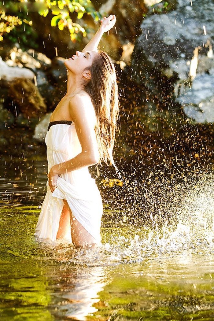 Marie Avgeropoulos in Tegucigalpa