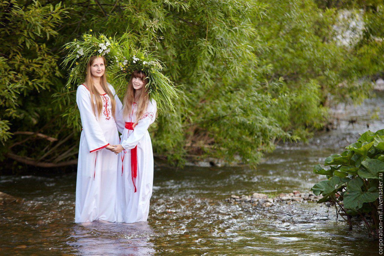 Women in Slavic costumes in Tegucigalpa